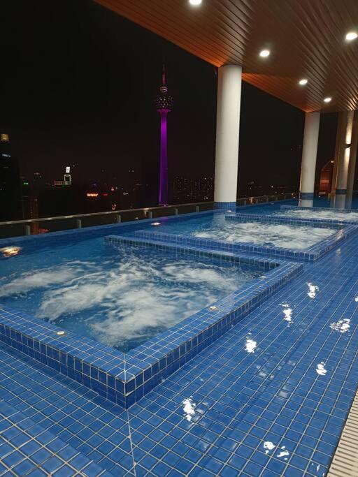 C14B Modern Infinity Pool Klcc Balcony View Apartment Куала Лумпур Екстериор снимка