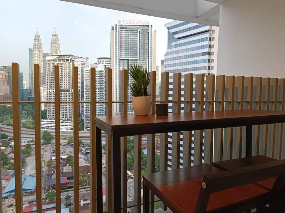 C14B Modern Infinity Pool Klcc Balcony View Apartment Куала Лумпур Екстериор снимка