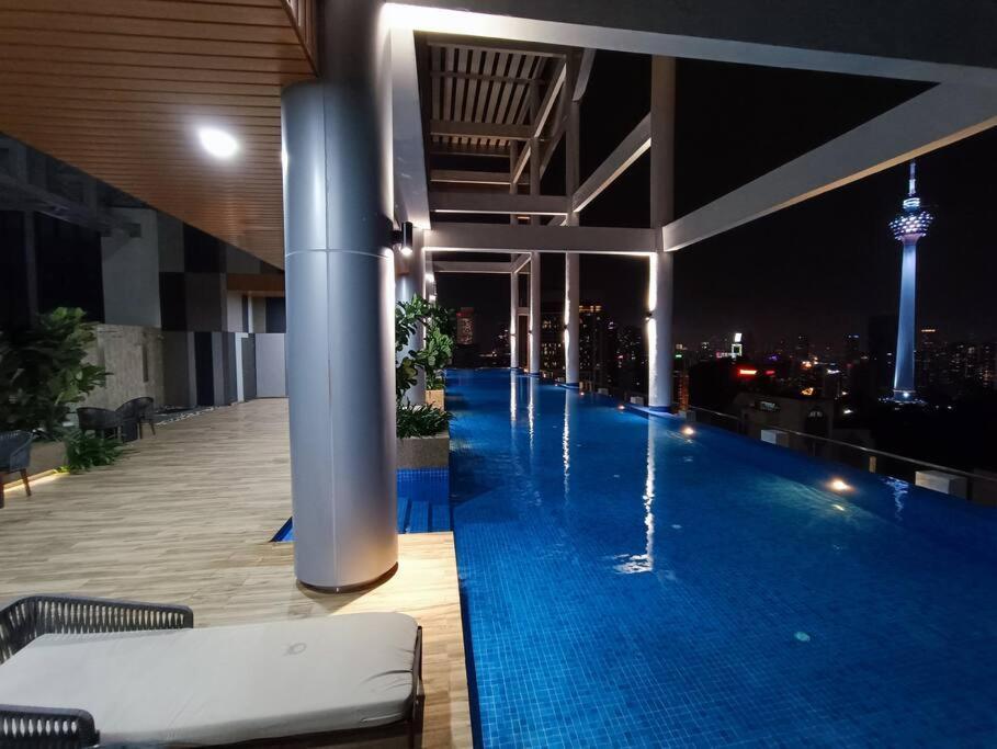 C14B Modern Infinity Pool Klcc Balcony View Apartment Куала Лумпур Екстериор снимка