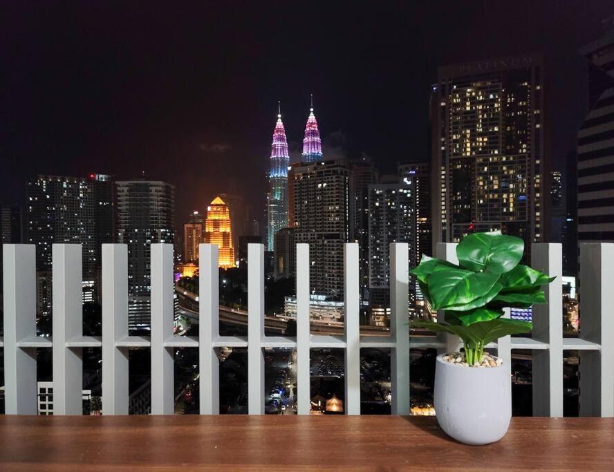 C14B Modern Infinity Pool Klcc Balcony View Apartment Куала Лумпур Екстериор снимка