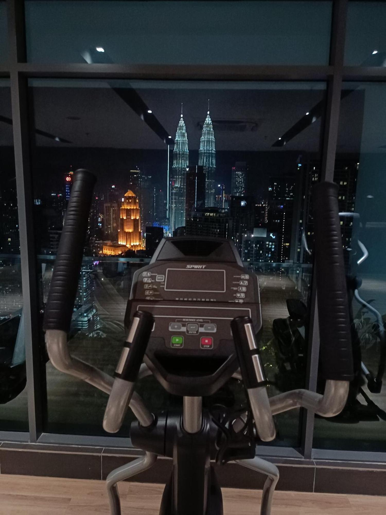 C14B Modern Infinity Pool Klcc Balcony View Apartment Куала Лумпур Екстериор снимка