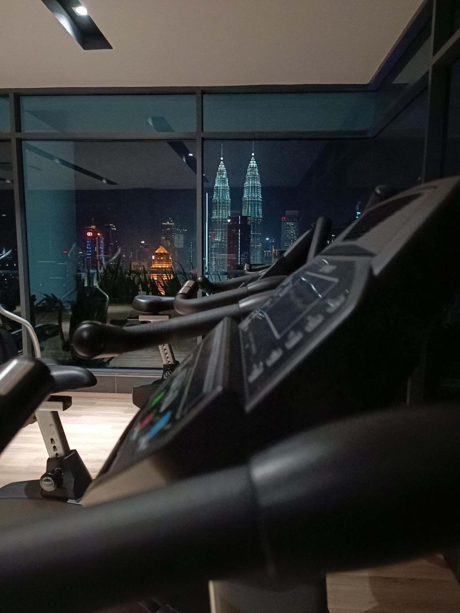 C14B Modern Infinity Pool Klcc Balcony View Apartment Куала Лумпур Екстериор снимка