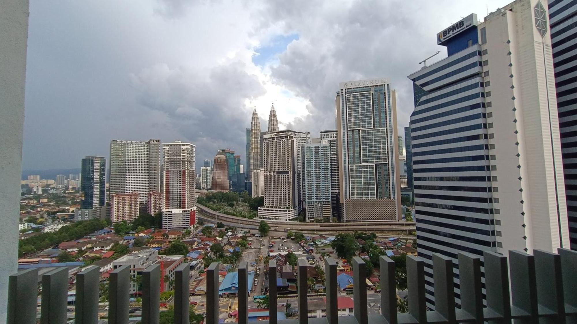 C14B Modern Infinity Pool Klcc Balcony View Apartment Куала Лумпур Екстериор снимка